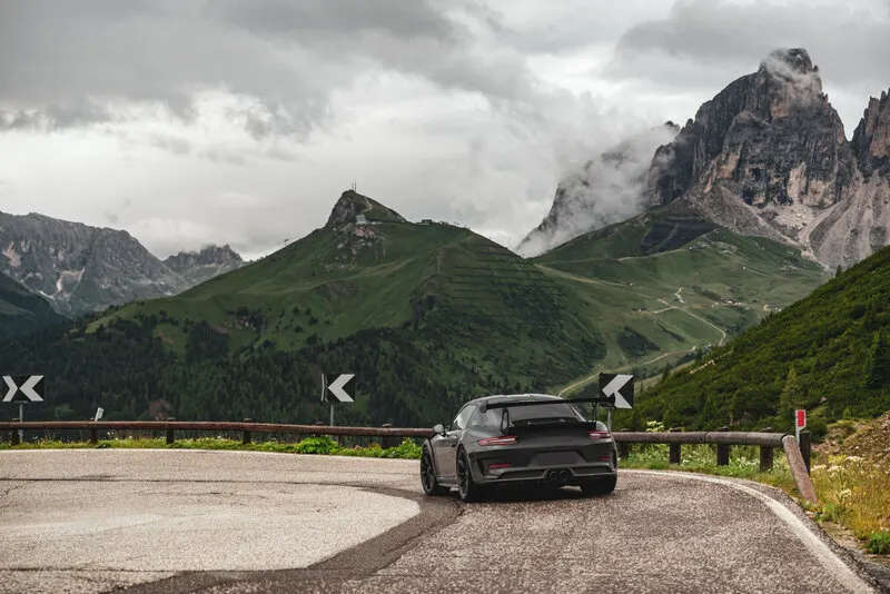 Porsche 911 GT3 RS am Passo Sella vor den Dolomitengipfeln