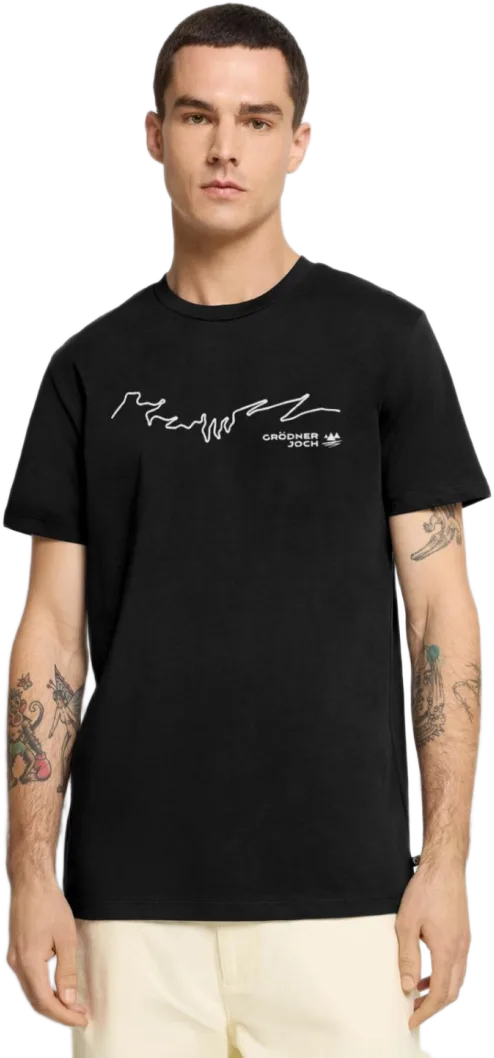 Model im Premium Bio T-Shirt mit dem Motiv Grödner Joch Straßenverlauf