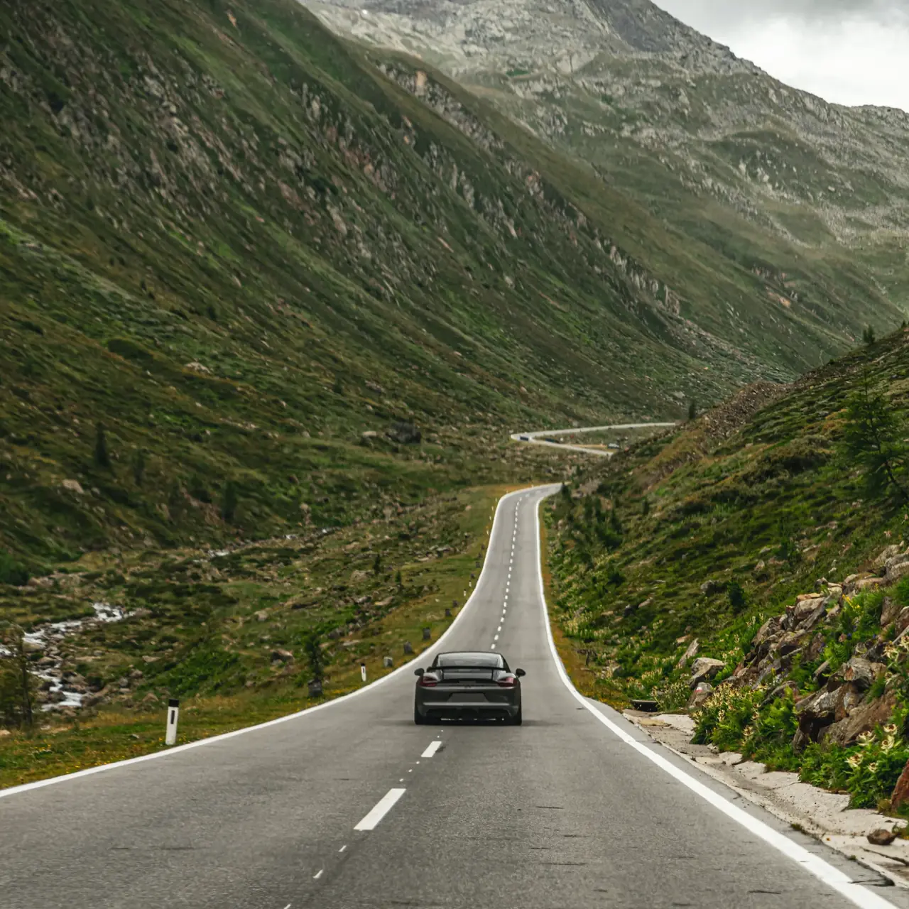 Sportwagen auf dem Timmelsjoch